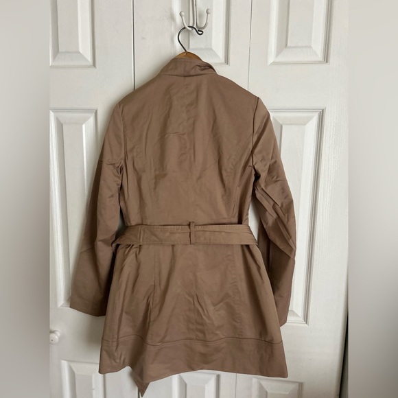 Dalia short trench with ruffled placket - Picture 5 of 11